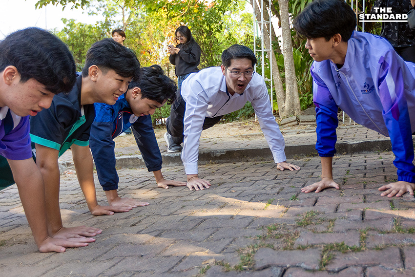 มงคลกิตติ์ สุขสินธารานนท์ เลขาธิการพรรคทางเลือกใหม่ พูดคุยกับนักเรียนโรงเรียนสาธิตมหาวิทยาลัยเชียงใหม่ระหว่างลงพื้นที่ 1