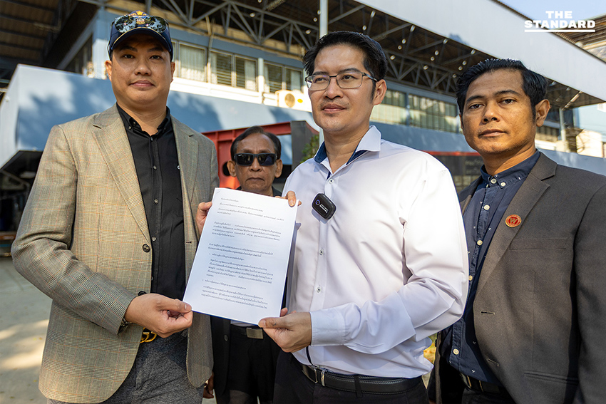 มงคลกิตติ์ สุขสินธารานนท์ เลขาธิการพรรคทางเลือกใหม่ พูดคุยกับนักเรียนโรงเรียนสาธิตมหาวิทยาลัยเชียงใหม่ระหว่างลงพื้นที่ 10