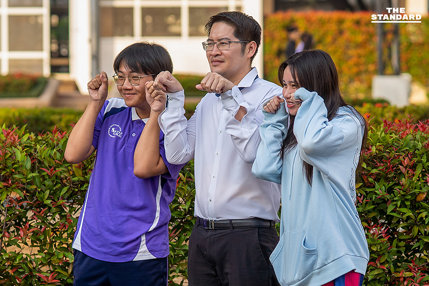 มงคลกิตติ์ สุขสินธารานนท์ เลขาธิการพรรคทางเลือกใหม่ พูดคุยกับนักเรียนโรงเรียนสาธิตมหาวิทยาลัยเชียงใหม่ระหว่างลงพื้นที่ 2