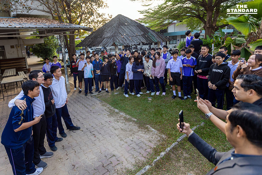 มงคลกิตติ์ สุขสินธารานนท์ เลขาธิการพรรคทางเลือกใหม่ พูดคุยกับนักเรียนโรงเรียนสาธิตมหาวิทยาลัยเชียงใหม่ระหว่างลงพื้นที่ 3
