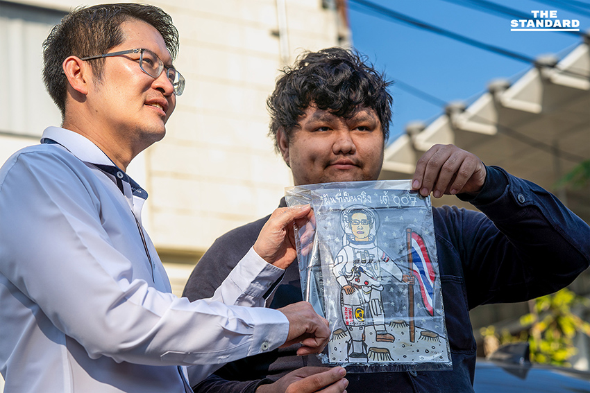 มงคลกิตติ์ สุขสินธารานนท์ เลขาธิการพรรคทางเลือกใหม่ พูดคุยกับนักเรียนโรงเรียนสาธิตมหาวิทยาลัยเชียงใหม่ระหว่างลงพื้นที่ 4