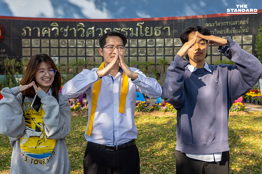 มงคลกิตติ์ สุขสินธารานนท์ เลขาธิการพรรคทางเลือกใหม่ พูดคุยกับนักเรียนโรงเรียนสาธิตมหาวิทยาลัยเชียงใหม่ระหว่างลงพื้นที่ 5