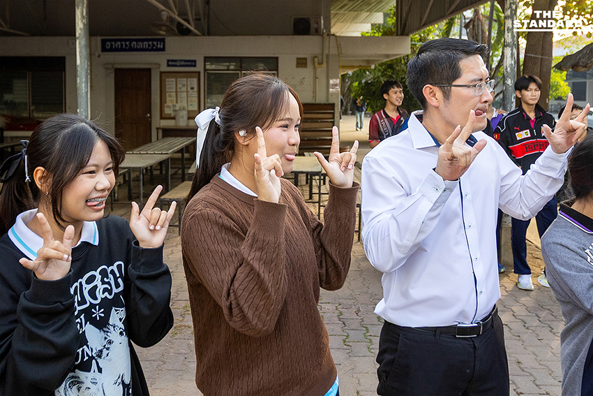 มงคลกิตติ์ สุขสินธารานนท์ เลขาธิการพรรคทางเลือกใหม่ พูดคุยกับนักเรียนโรงเรียนสาธิตมหาวิทยาลัยเชียงใหม่ระหว่างลงพื้นที่ 7