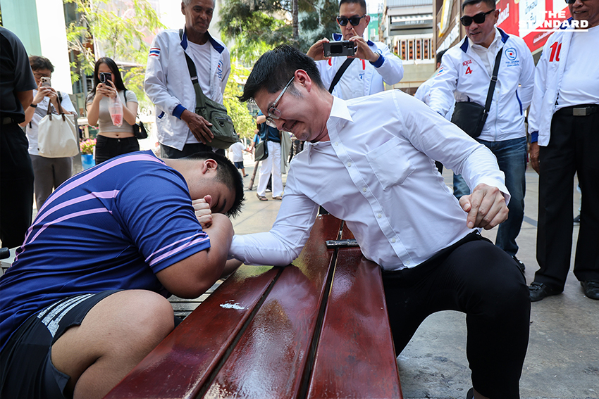 มงคลกิตติ์ สุขสินธารานนท์ เลขาธิการพรรคทางเลือกใหม่ ลงพื้นที่หาเสียงย่านสยามสแควร์วัน พบปะวัยรุ่นและนักศึกษาเพื่อแนะนำนโยบายพรรค. 1