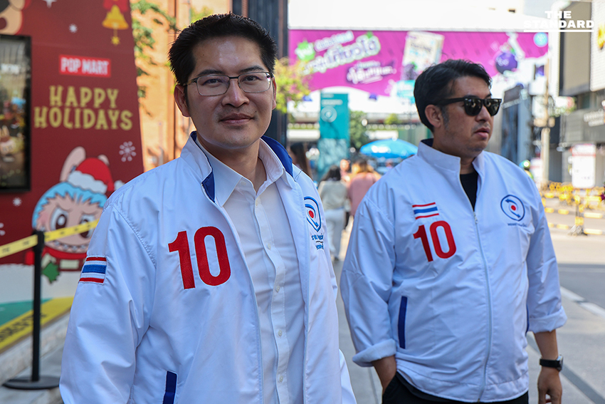 มงคลกิตติ์ สุขสินธารานนท์ เลขาธิการพรรคทางเลือกใหม่ ลงพื้นที่หาเสียงย่านสยามสแควร์วัน พบปะวัยรุ่นและนักศึกษาเพื่อแนะนำนโยบายพรรค. 10