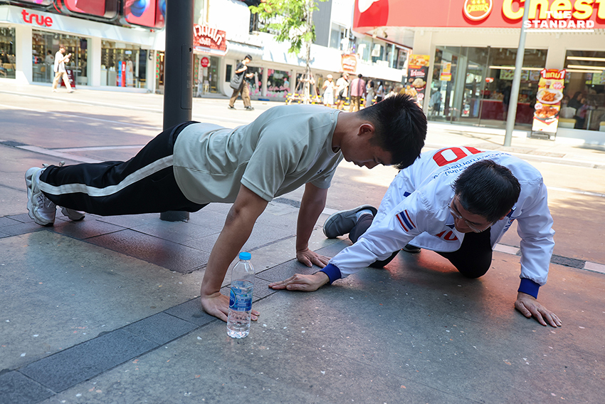 มงคลกิตติ์ สุขสินธารานนท์ เลขาธิการพรรคทางเลือกใหม่ ลงพื้นที่หาเสียงย่านสยามสแควร์วัน พบปะวัยรุ่นและนักศึกษาเพื่อแนะนำนโยบายพรรค. 12