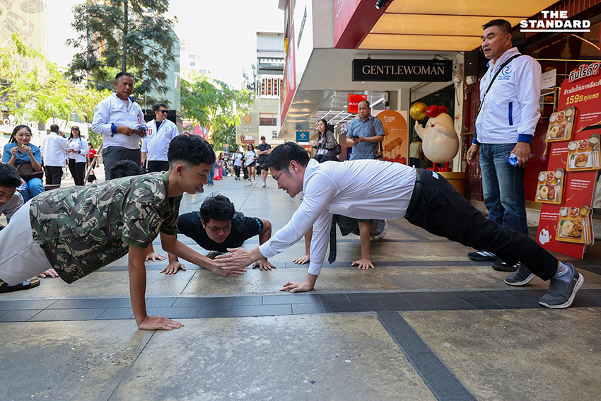 มงคลกิตติ์ สุขสินธารานนท์ เลขาธิการพรรคทางเลือกใหม่ ลงพื้นที่หาเสียงย่านสยามสแควร์วัน พบปะวัยรุ่นและนักศึกษาเพื่อแนะนำนโยบายพรรค. 3