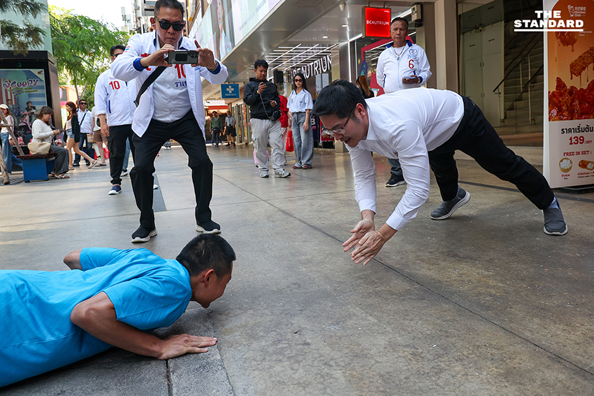 มงคลกิตติ์ สุขสินธารานนท์ เลขาธิการพรรคทางเลือกใหม่ ลงพื้นที่หาเสียงย่านสยามสแควร์วัน พบปะวัยรุ่นและนักศึกษาเพื่อแนะนำนโยบายพรรค. 4