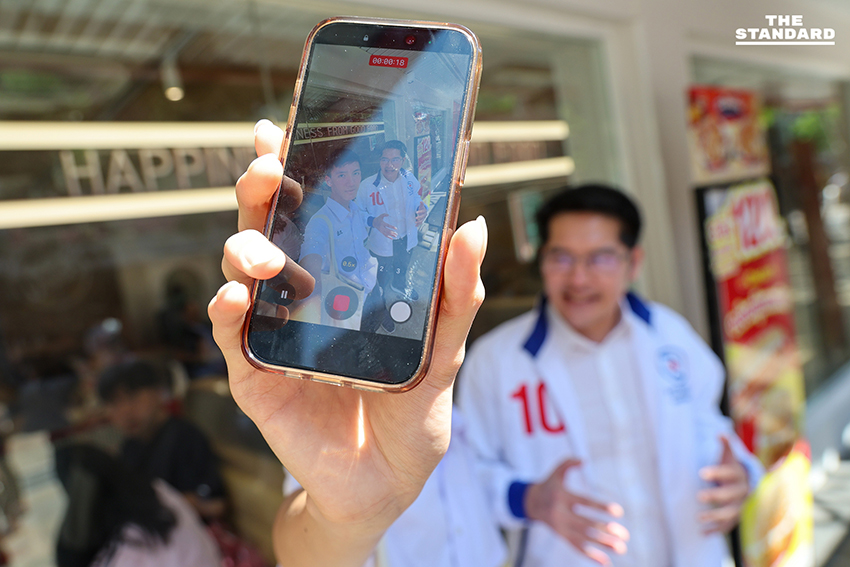 มงคลกิตติ์ สุขสินธารานนท์ เลขาธิการพรรคทางเลือกใหม่ ลงพื้นที่หาเสียงย่านสยามสแควร์วัน พบปะวัยรุ่นและนักศึกษาเพื่อแนะนำนโยบายพรรค. 5