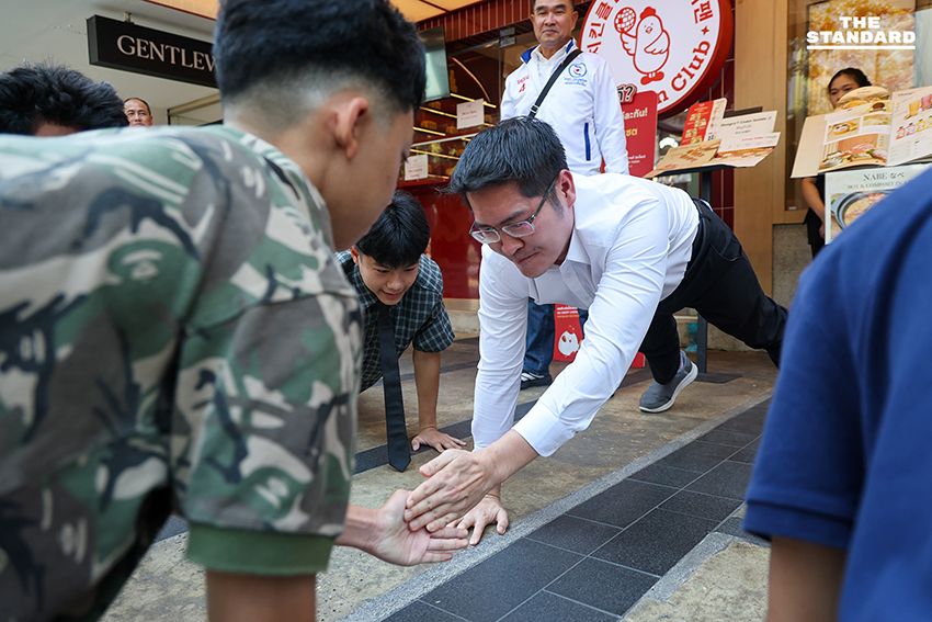 มงคลกิตติ์ สุขสินธารานนท์ เลขาธิการพรรคทางเลือกใหม่ ลงพื้นที่หาเสียงย่านสยามสแควร์วัน พบปะวัยรุ่นและนักศึกษาเพื่อแนะนำนโยบายพรรค. 6