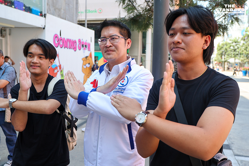 มงคลกิตติ์ สุขสินธารานนท์ เลขาธิการพรรคทางเลือกใหม่ ลงพื้นที่หาเสียงย่านสยามสแควร์วัน พบปะวัยรุ่นและนักศึกษาเพื่อแนะนำนโยบายพรรค. 7