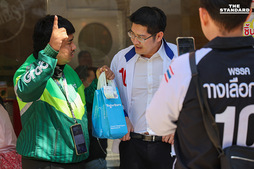 มงคลกิตติ์ สุขสินธารานนท์ เลขาธิการพรรคทางเลือกใหม่ ลงพื้นที่หาเสียงย่านสยามสแควร์วัน พบปะวัยรุ่นและนักศึกษาเพื่อแนะนำนโยบายพรรค. 8