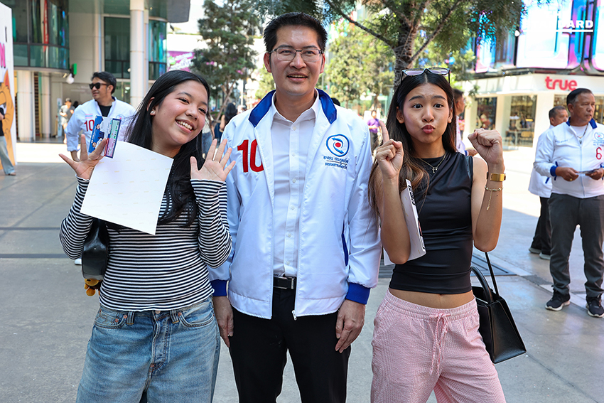 มงคลกิตติ์ สุขสินธารานนท์ เลขาธิการพรรคทางเลือกใหม่ ลงพื้นที่หาเสียงย่านสยามสแควร์วัน พบปะวัยรุ่นและนักศึกษาเพื่อแนะนำนโยบายพรรค. 9