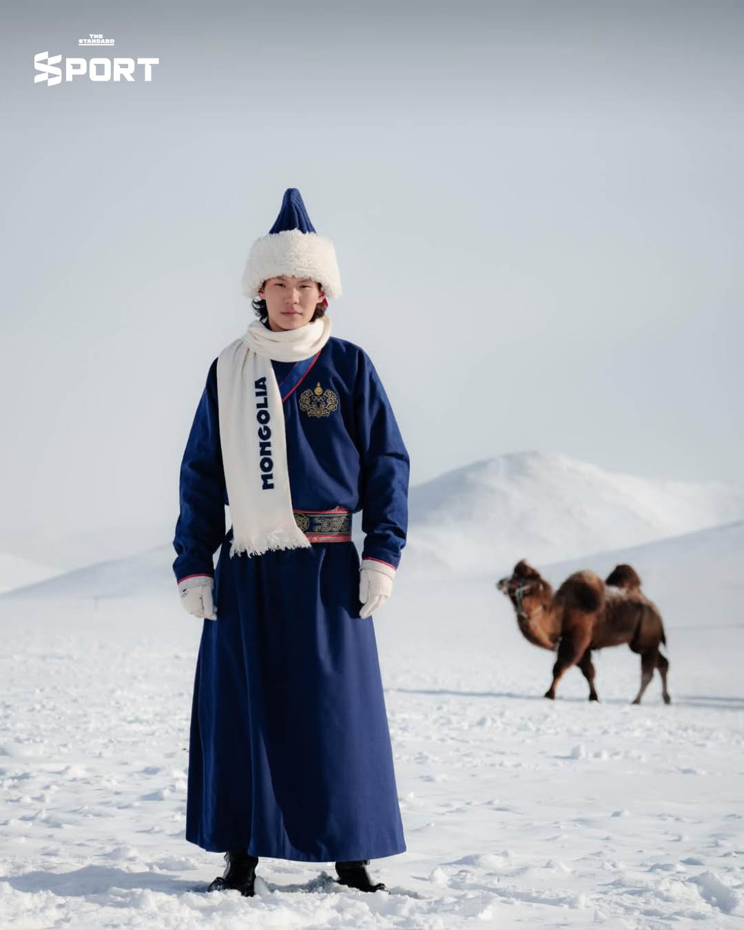 ภาพชุดพิธีการสำหรับนักกีฬาจาก มองโกเลีย ใน โอลิมปิกฤดูหนาว 2026 ที่ได้รับแรงบันดาลใจจากเครื่องแต่งกายยุคจักรวรรดิมองโกล สร้างสรรค์ด้วยผ้าแคชเมียร์คุณภาพสูง 2