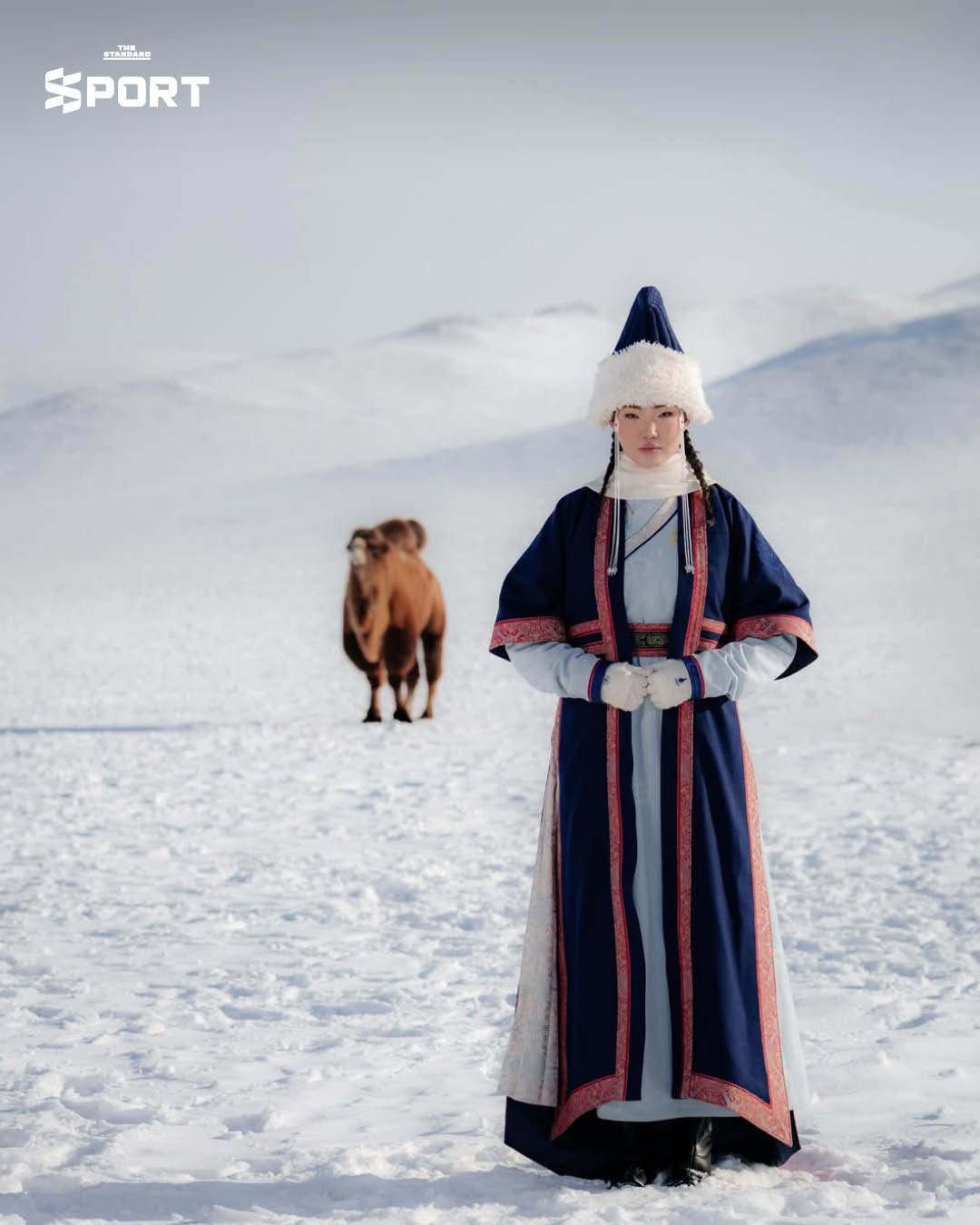 ภาพชุดพิธีการสำหรับนักกีฬาจาก มองโกเลีย ใน โอลิมปิกฤดูหนาว 2026 ที่ได้รับแรงบันดาลใจจากเครื่องแต่งกายยุคจักรวรรดิมองโกล สร้างสรรค์ด้วยผ้าแคชเมียร์คุณภาพสูง 3