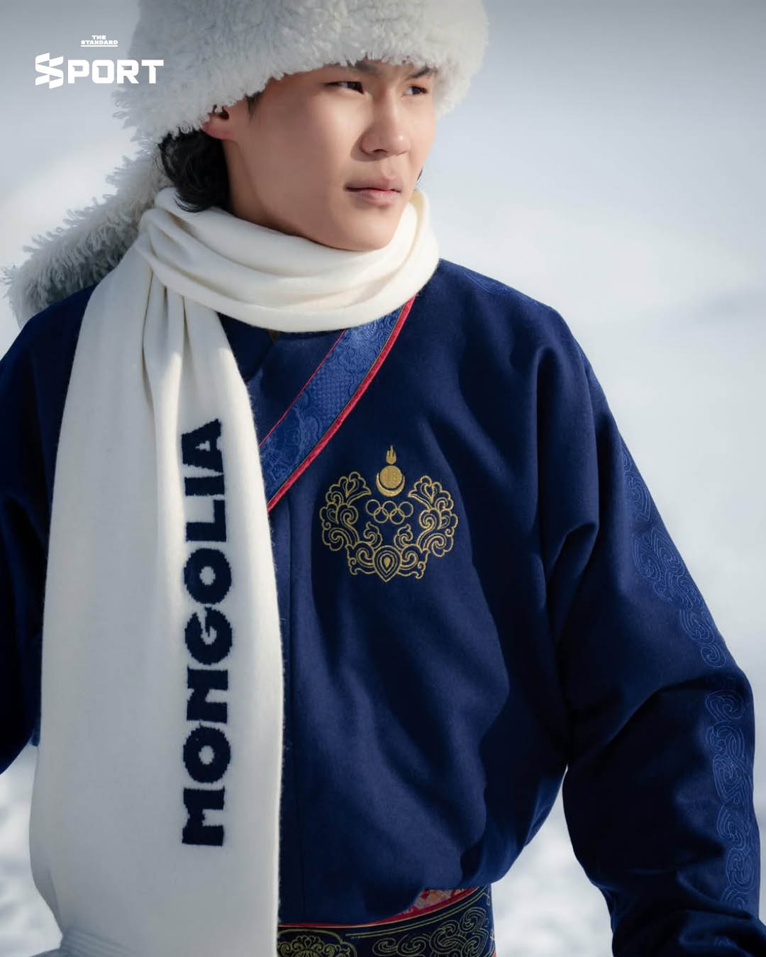ภาพชุดพิธีการสำหรับนักกีฬาจาก มองโกเลีย ใน โอลิมปิกฤดูหนาว 2026 ที่ได้รับแรงบันดาลใจจากเครื่องแต่งกายยุคจักรวรรดิมองโกล สร้างสรรค์ด้วยผ้าแคชเมียร์คุณภาพสูง 4