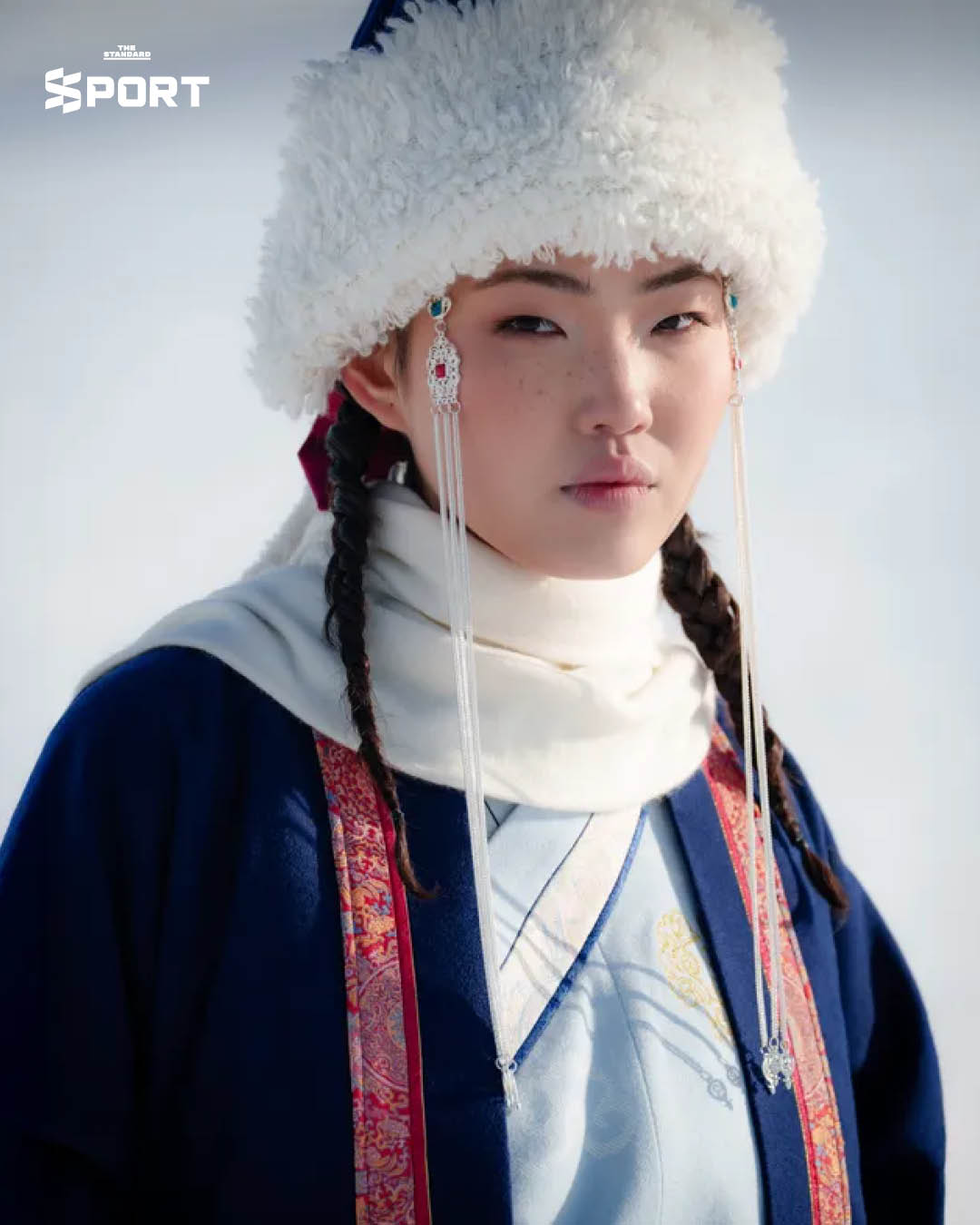 ภาพชุดพิธีการสำหรับนักกีฬาจาก มองโกเลีย ใน โอลิมปิกฤดูหนาว 2026 ที่ได้รับแรงบันดาลใจจากเครื่องแต่งกายยุคจักรวรรดิมองโกล สร้างสรรค์ด้วยผ้าแคชเมียร์คุณภาพสูง 5