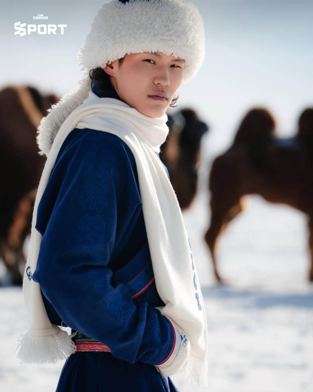 ภาพชุดพิธีการสำหรับนักกีฬาจาก มองโกเลีย ใน โอลิมปิกฤดูหนาว 2026 ที่ได้รับแรงบันดาลใจจากเครื่องแต่งกายยุคจักรวรรดิมองโกล สร้างสรรค์ด้วยผ้าแคชเมียร์คุณภาพสูง 7