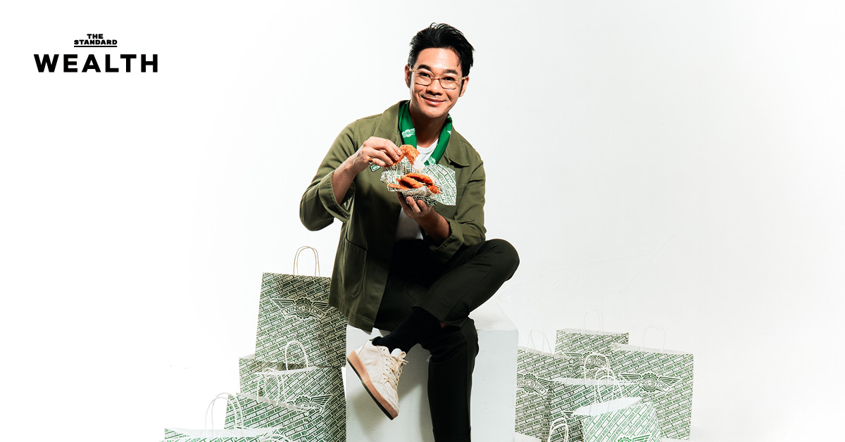 เนม ปราการ ไรวา ผู้บริหาร Wingstop ประเทศไทย กำลังยืนอยู่ภายในร้าน Wingstop ที่ตกแต่งทันสมัย