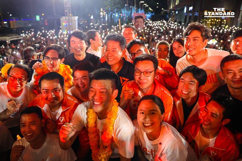 ณัฐพงษ์ เรืองปัญญาวุฒิ หัวหน้าพรรคประชาชน ปราศรัยบนเวทีใหญ่ที่สามย่านมิตรทาวน์ พร้อมแกนนำและประชาชนร่วมฟัง 1