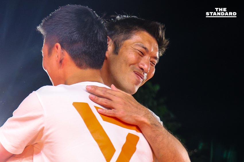 ณัฐพงษ์ เรืองปัญญาวุฒิ หัวหน้าพรรคประชาชน ปราศรัยบนเวทีใหญ่ที่สามย่านมิตรทาวน์ พร้อมแกนนำและประชาชนร่วมฟัง 10