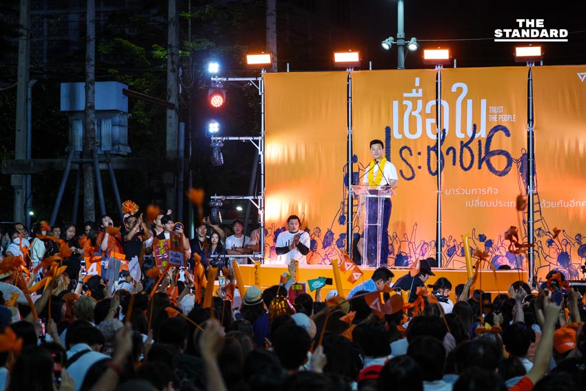 ณัฐพงษ์ เรืองปัญญาวุฒิ หัวหน้าพรรคประชาชน ปราศรัยบนเวทีใหญ่ที่สามย่านมิตรทาวน์ พร้อมแกนนำและประชาชนร่วมฟัง 11