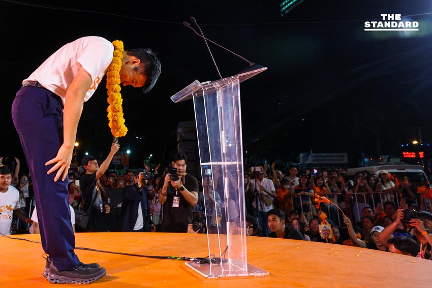 ณัฐพงษ์ เรืองปัญญาวุฒิ หัวหน้าพรรคประชาชน ปราศรัยบนเวทีใหญ่ที่สามย่านมิตรทาวน์ พร้อมแกนนำและประชาชนร่วมฟัง 12