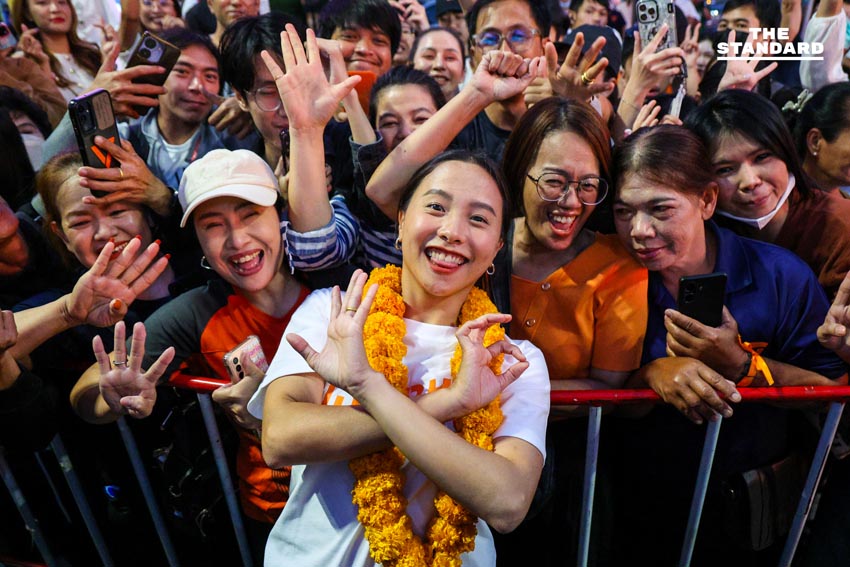 ณัฐพงษ์ เรืองปัญญาวุฒิ หัวหน้าพรรคประชาชน ปราศรัยบนเวทีใหญ่ที่สามย่านมิตรทาวน์ พร้อมแกนนำและประชาชนร่วมฟัง 14