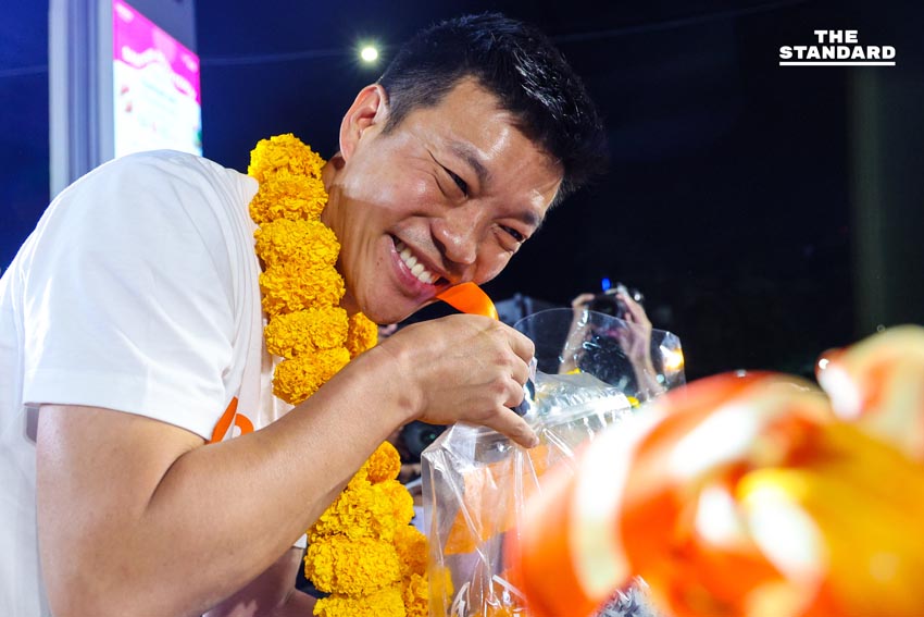 ณัฐพงษ์ เรืองปัญญาวุฒิ หัวหน้าพรรคประชาชน ปราศรัยบนเวทีใหญ่ที่สามย่านมิตรทาวน์ พร้อมแกนนำและประชาชนร่วมฟัง 15