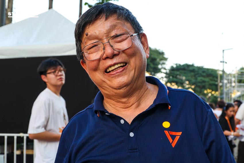 ณัฐพงษ์ เรืองปัญญาวุฒิ หัวหน้าพรรคประชาชน ปราศรัยบนเวทีใหญ่ที่สามย่านมิตรทาวน์ พร้อมแกนนำและประชาชนร่วมฟัง 16