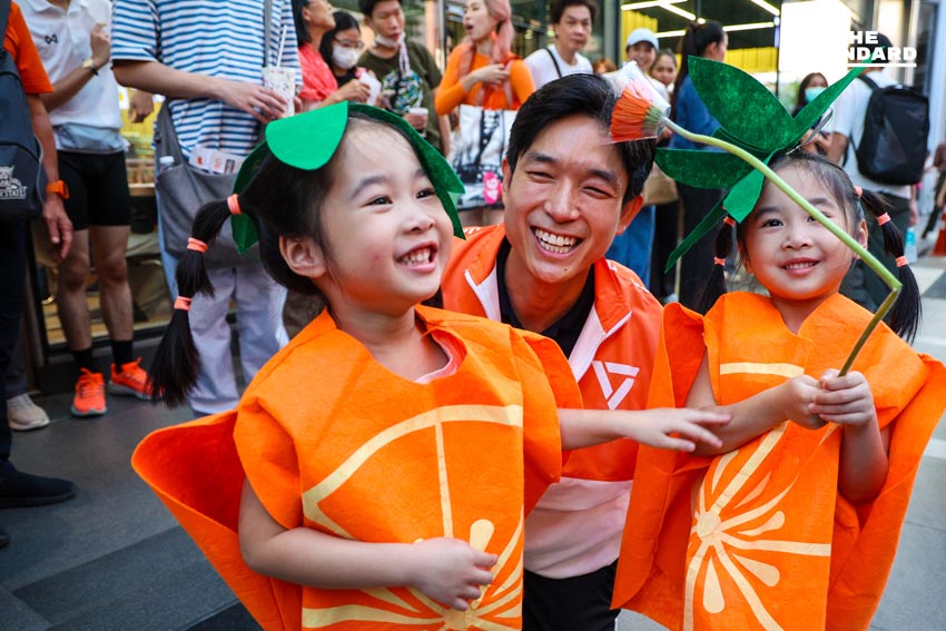 ณัฐพงษ์ เรืองปัญญาวุฒิ หัวหน้าพรรคประชาชน ปราศรัยบนเวทีใหญ่ที่สามย่านมิตรทาวน์ พร้อมแกนนำและประชาชนร่วมฟัง 17