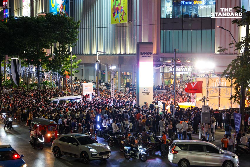 ณัฐพงษ์ เรืองปัญญาวุฒิ หัวหน้าพรรคประชาชน ปราศรัยบนเวทีใหญ่ที่สามย่านมิตรทาวน์ พร้อมแกนนำและประชาชนร่วมฟัง 18