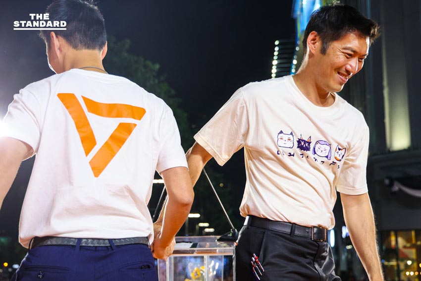 ณัฐพงษ์ เรืองปัญญาวุฒิ หัวหน้าพรรคประชาชน ปราศรัยบนเวทีใหญ่ที่สามย่านมิตรทาวน์ พร้อมแกนนำและประชาชนร่วมฟัง 2