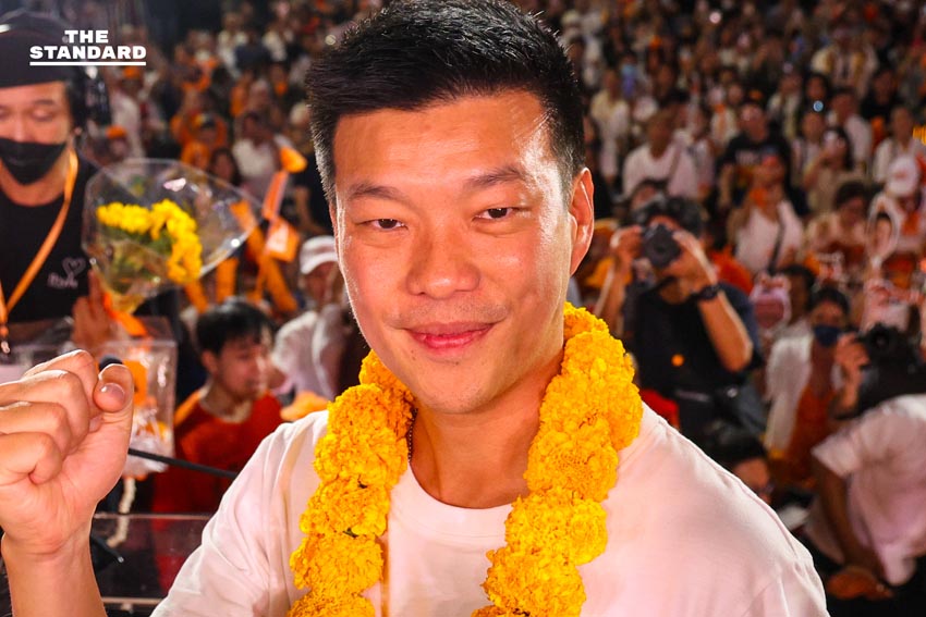 ณัฐพงษ์ เรืองปัญญาวุฒิ หัวหน้าพรรคประชาชน ปราศรัยบนเวทีใหญ่ที่สามย่านมิตรทาวน์ พร้อมแกนนำและประชาชนร่วมฟัง 3