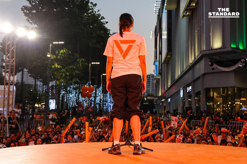 ณัฐพงษ์ เรืองปัญญาวุฒิ หัวหน้าพรรคประชาชน ปราศรัยบนเวทีใหญ่ที่สามย่านมิตรทาวน์ พร้อมแกนนำและประชาชนร่วมฟัง 4