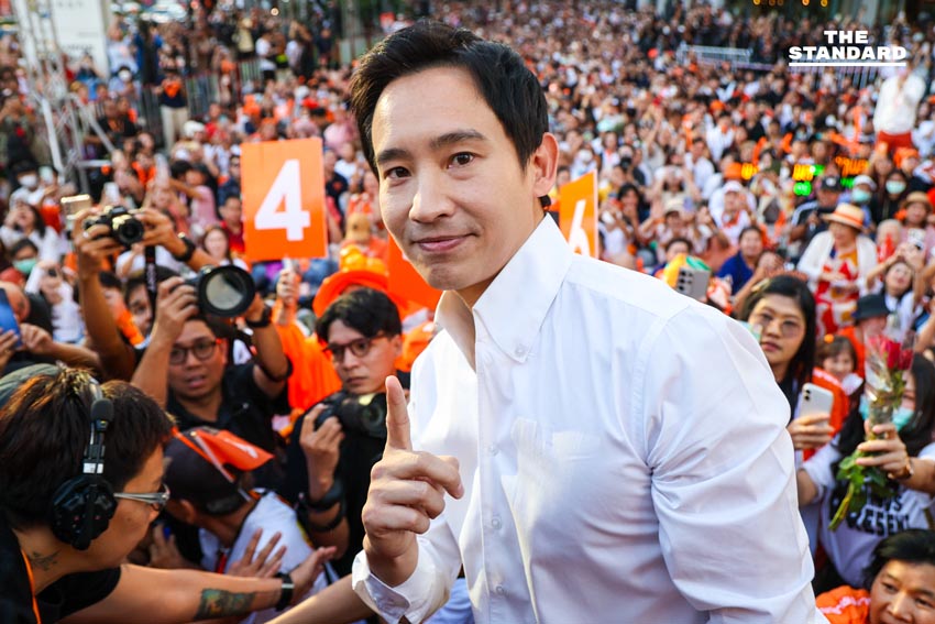 ณัฐพงษ์ เรืองปัญญาวุฒิ หัวหน้าพรรคประชาชน ปราศรัยบนเวทีใหญ่ที่สามย่านมิตรทาวน์ พร้อมแกนนำและประชาชนร่วมฟัง 5