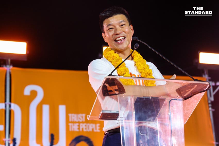 ณัฐพงษ์ เรืองปัญญาวุฒิ หัวหน้าพรรคประชาชน ปราศรัยบนเวทีใหญ่ที่สามย่านมิตรทาวน์ พร้อมแกนนำและประชาชนร่วมฟัง 6