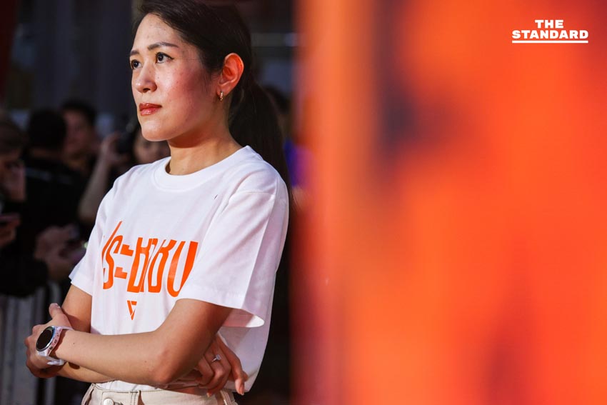 ณัฐพงษ์ เรืองปัญญาวุฒิ หัวหน้าพรรคประชาชน ปราศรัยบนเวทีใหญ่ที่สามย่านมิตรทาวน์ พร้อมแกนนำและประชาชนร่วมฟัง 7