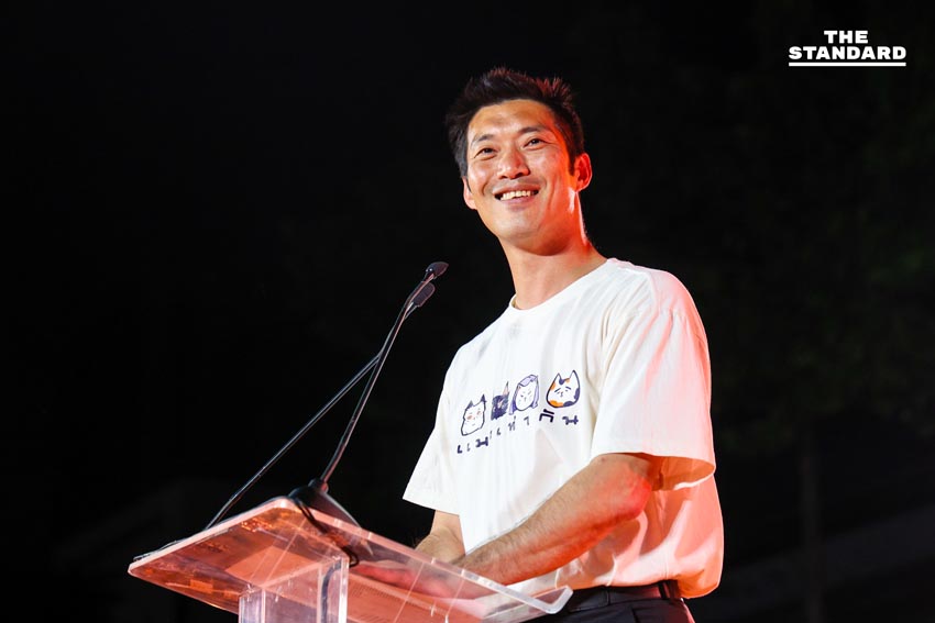 ณัฐพงษ์ เรืองปัญญาวุฒิ หัวหน้าพรรคประชาชน ปราศรัยบนเวทีใหญ่ที่สามย่านมิตรทาวน์ พร้อมแกนนำและประชาชนร่วมฟัง 8