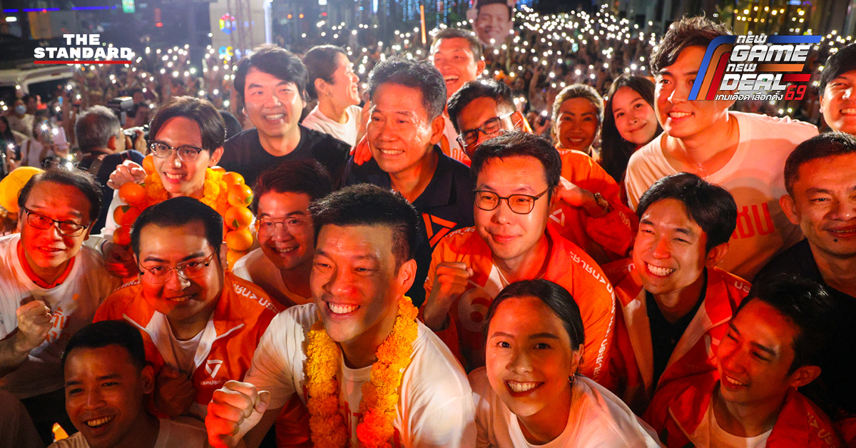 ณัฐพงษ์ เรืองปัญญาวุฒิ หัวหน้าพรรคประชาชน ปราศรัยบนเวทีใหญ่ที่สามย่านมิตรทาวน์ พร้อมแกนนำและประชาชนร่วมฟัง