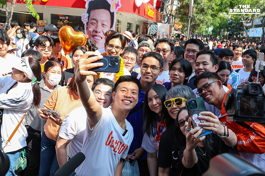 ณัฐพงษ์ เรืองปัญญาวุฒิ หัวหน้าพรรคประชาชน นำสมาชิกพรรคเดินเท้าจากสยามไปสามย่านมิตรทาวน์เพื่อเตรียมปราศรัยใหญ่ Trust The People 1