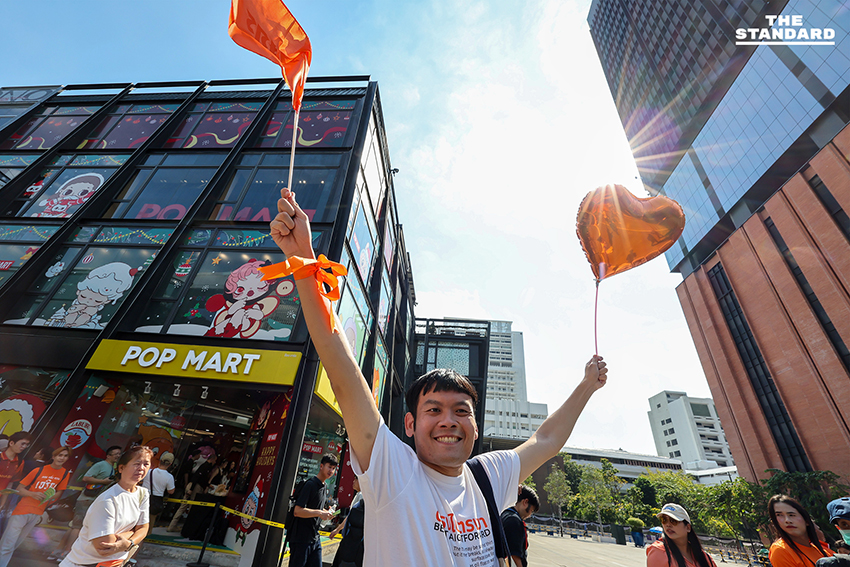 ณัฐพงษ์ เรืองปัญญาวุฒิ หัวหน้าพรรคประชาชน นำสมาชิกพรรคเดินเท้าจากสยามไปสามย่านมิตรทาวน์เพื่อเตรียมปราศรัยใหญ่ Trust The People 10