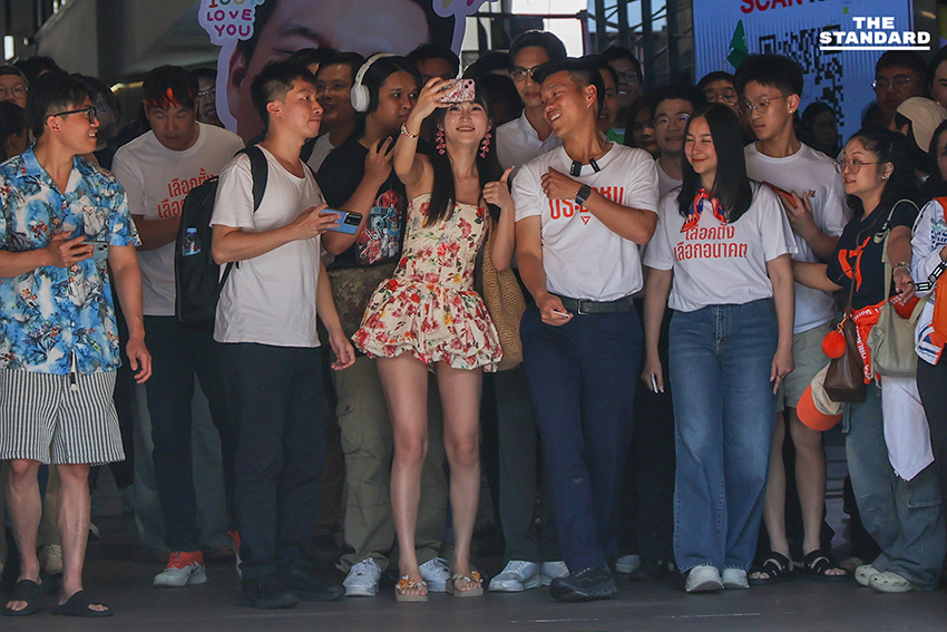 ณัฐพงษ์ เรืองปัญญาวุฒิ หัวหน้าพรรคประชาชน นำสมาชิกพรรคเดินเท้าจากสยามไปสามย่านมิตรทาวน์เพื่อเตรียมปราศรัยใหญ่ Trust The People 7