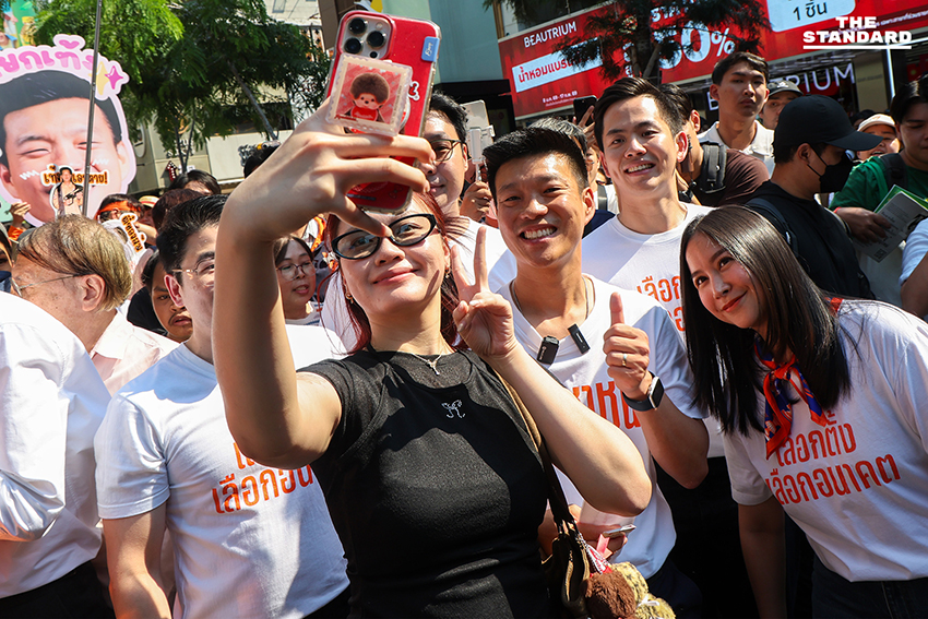 ณัฐพงษ์ เรืองปัญญาวุฒิ หัวหน้าพรรคประชาชน นำสมาชิกพรรคเดินเท้าจากสยามไปสามย่านมิตรทาวน์เพื่อเตรียมปราศรัยใหญ่ Trust The People 8