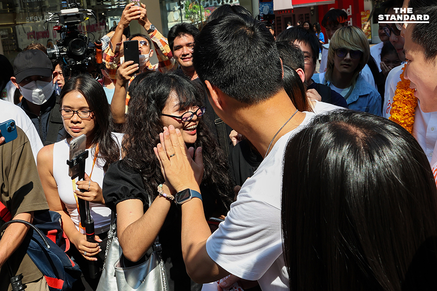 ณัฐพงษ์ เรืองปัญญาวุฒิ หัวหน้าพรรคประชาชน นำสมาชิกพรรคเดินเท้าจากสยามไปสามย่านมิตรทาวน์เพื่อเตรียมปราศรัยใหญ่ Trust The People 9