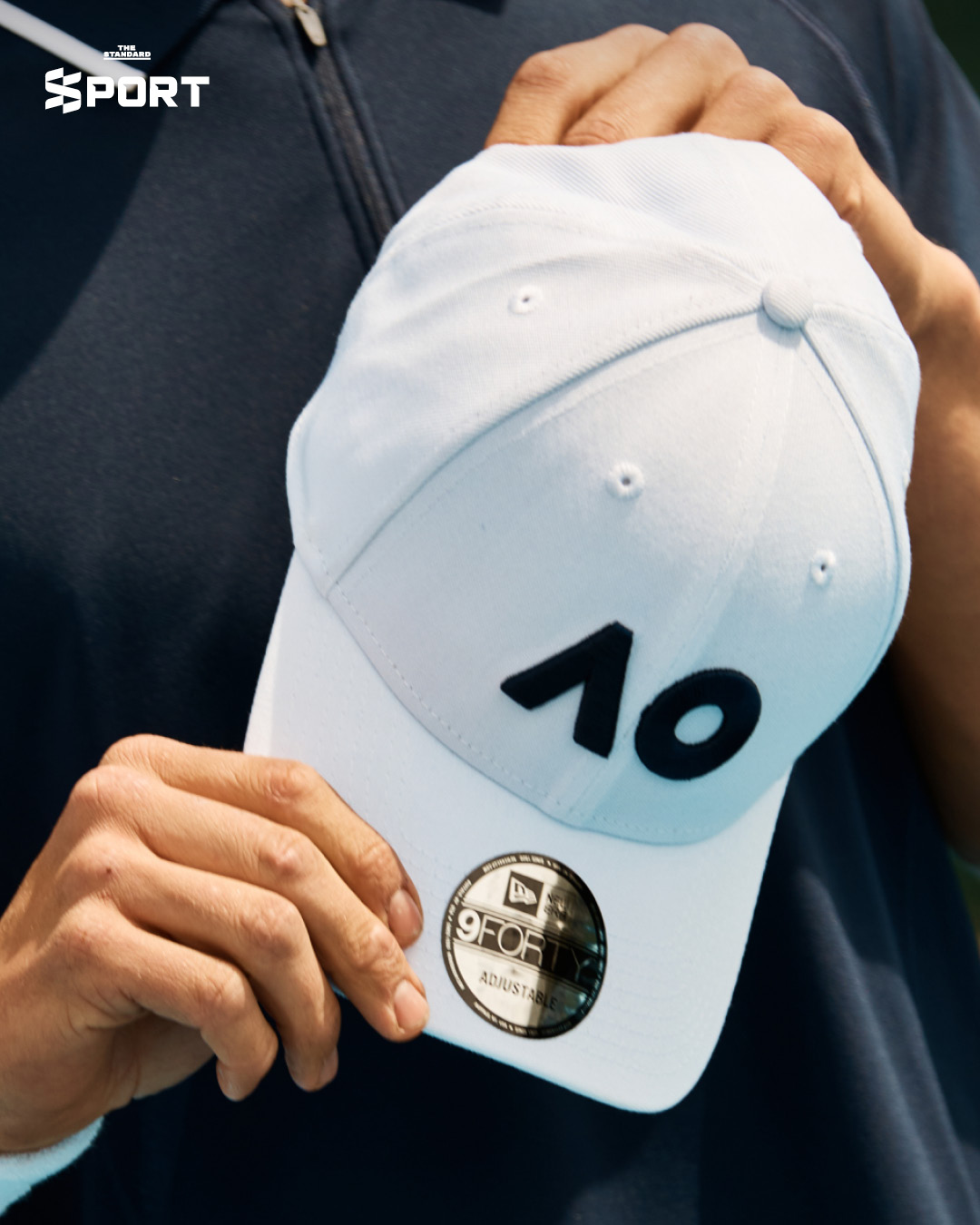 New Era × Australian Open ปล่อยคอลเลกชันใหม่ ต้อนรับแกรนด์สแลมแรกปี 2026 (No changes were needed based on the rule add a space before proper nouns that follow a verb. The proper nouns New Era and Australian Open form the subject of the sentence and do not follow a verb. The phrases คอลเลกชันใหม่ and แกรนด์สแลมแรกปี 2026 are not proper nouns.) 7