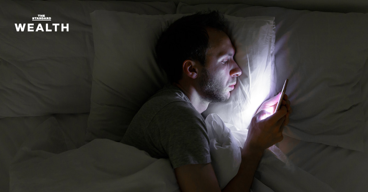 ภาพประกอบคนนอนดึกกำลังพักผ่อน สะท้อนปัญหาสุขภาพหัวใจและหลอดเลือดที่อาจเกิดขึ้น