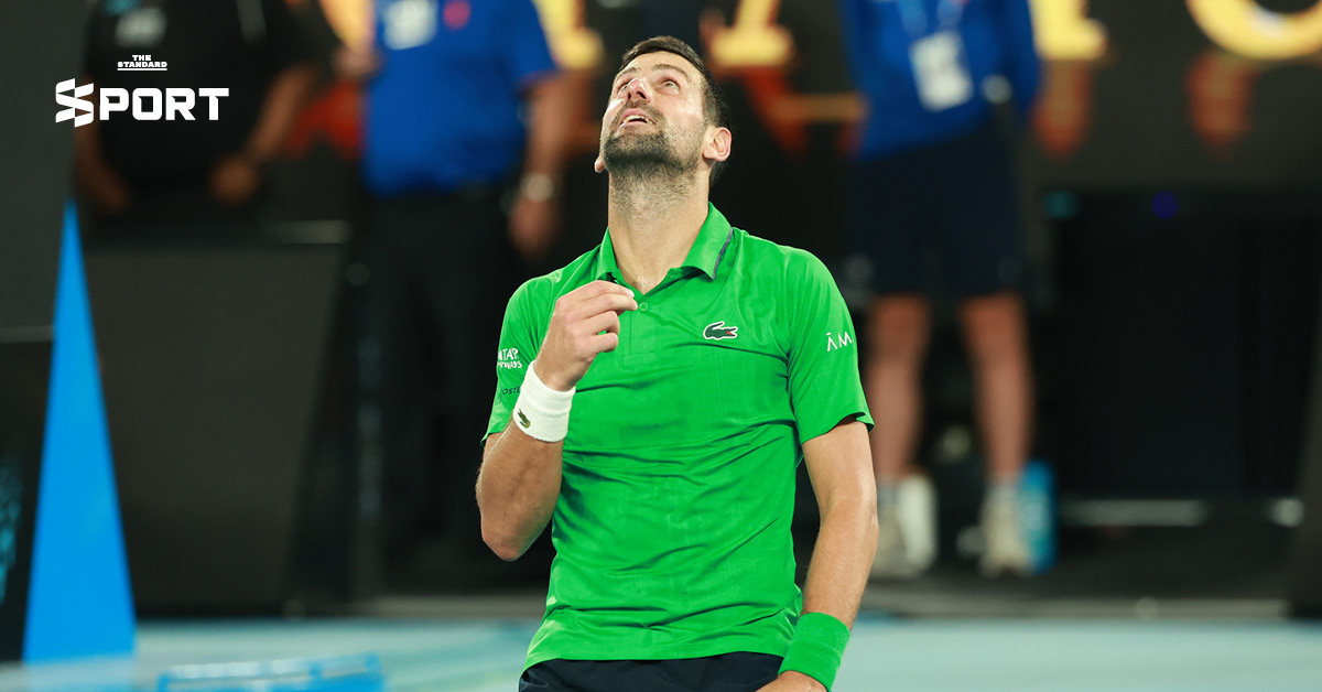 โนวัค ยอโควิช กำลังแข่งขันเทนนิสในรายการออสเตรเลียนโอเพ่น