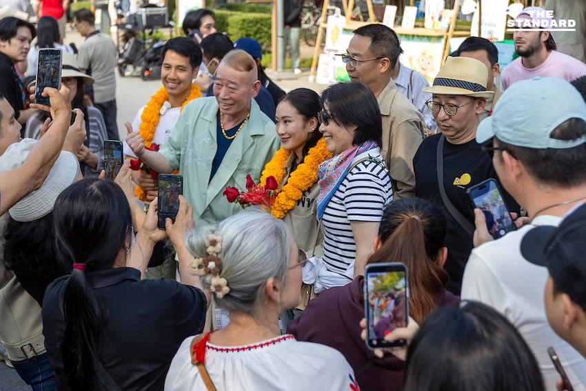 แพทองธาร ชินวัตร หัวหน้าครอบครัวเพื่อไทย ลงพื้นที่ตลาดจริงใจมาร์เก็ต เชียงใหม่ พบปะประชาชนและช่วยผู้สมัคร สส. พรรคเพื่อไทย หาเสียง 3