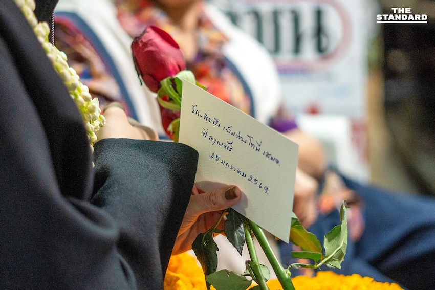 แพทองธาร ชินวัตร หัวหน้าครอบครัวเพื่อไทย ลงพื้นที่หาเสียงที่ตลาดวโรรส (กาดหลวง) เชียงใหม่ พร้อมรับการ์ดฝากความห่วงใยถึง ทักษิณ ชินวัตร 2